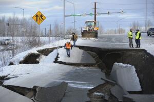 Camioneta sobrevive terremoto de 7.0 grados en Alaska