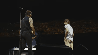 Joven subiendo al escenario