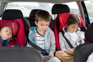 California busca prohibir que niños menores de 13 años viajen en el asiento delantero