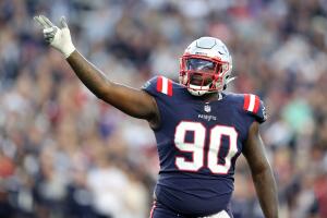 Christian Barmore con Patriots en la temporada 2023 de NFL