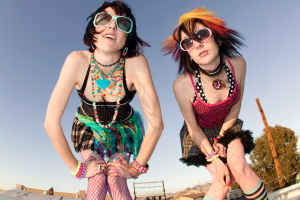 chicas-emo-con-ropa-colorida-horizontal.jpg