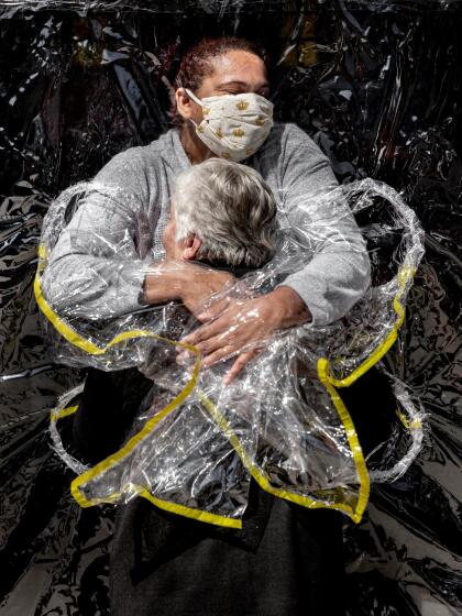 Fotografías ganadoras del World Press Photo 2021 | Al Dia Media 85-year-old Rosa Luzia Lunardi is embraced by nurse Adriana Silva da Costa Souza. The first hug she receives in five months.