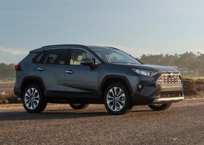 <h3 class="cms-H3-H3"><b>Si compras un modelo 2020</b></h3><br>
<br>
<b>Precio inicial:</b> $25,950
<br>
<b>Costo real de propiedad después de 5 años:</b> $40,785
<br>
<b>Depreciación después de 15 años:</b> $22,782
<br>
<b>Valor del vehículo en 2035:</b> $3,168