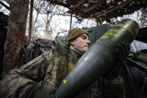Un militar ucraniano carga un proyectil de artillería antes de disparar contra posiciones del frente ruso en la región ucraniana de Donetsk.