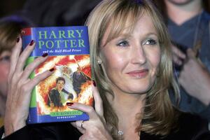 J. K. Rowling sosteniendo un ejemplar de 'Harry Potter'