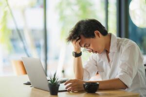 joven-adulto-trabajo-estres-frustracion.jpg