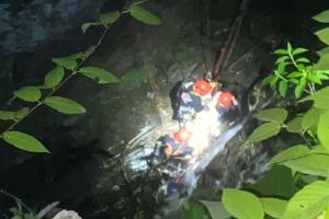 Rescatan a mujer tras caer más de 40 pies desde una cascada