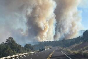 Incendio Flying V sigue extendiéndose en los alrededores de la US60