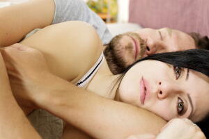 casal-triste-cama-1016-1400x800.jpg