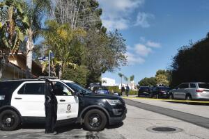 La policía acordonó la zona mientras se realizaba la investigación del triple homicidio en una casa de alquiler a corto plazo en Beverly Crest.