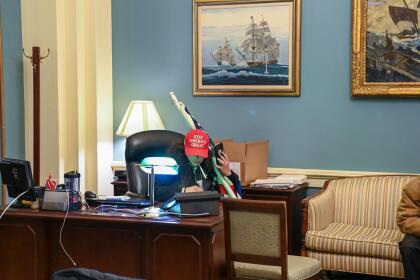 (FOTOS) PRIMERA VEZ EN LA HISTORIA DE EEUU QUE PASA EN EL CAPITOLIO 53 A supporter of US President Donald Trump sits at a desk after invading the Capitol Building on January 6, 2021, in Washington, DC. - Demonstrators breeched security and entered the Capitol as Congress debated the a 2020 presidential election Electoral Vote Certification. (Photo by Saul LOEB / AFP) (Photo by SAUL LOEB/AFP via Getty Images)