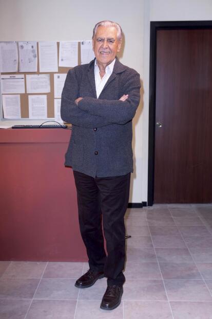 Se puede decir que Kate del Castillo contrató a su padre como parte del elenco de su compañía.