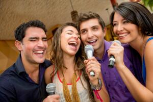 Amigos cantando karaoke