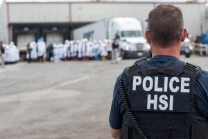 Expertos migratorios recomiendan crear planes familiares ante posibles operativos de inmigración.