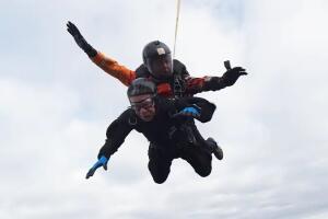 Alfred rompió nuevamente su récord al ser la persona de más edad en saltar en paracaídas