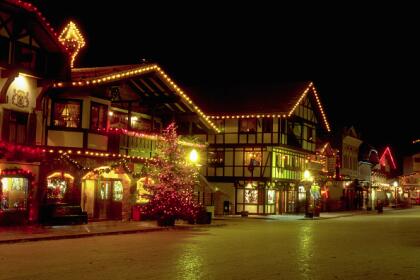 <b>12. Leavenworth, Washington.-</b> Esta ciudad de 1, 995 habitantes se caracteriza por su hermosa arquitectura de estilo europeo, numerosas cervecerías y su gastronomía germano-estadounidense, lo que lo que lo ha convertido en uno de los principales puntos turísticos del estado. <br>