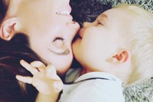 Anahí e hijo
