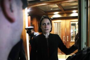 Fiona Hill, ex directora senior de asuntos europeos y rusos en el Consejo de Seguridad Nacional, sale del Capitolio tras una audiencia el 11 de octubre de 2019 en Washington, DC. 