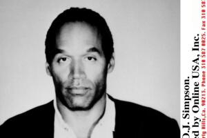 El ex jugador de futbol americano, Orenthal James, mejor conocido como O. J. Simpson, fue acusado en 1994 del homicidio de su ex mujer Nicole Brown y su amigo Ronald Goldman.