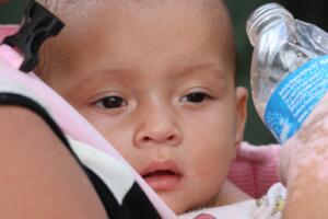 Entre ellos se encontraba la señora Jenny. Llevaba en brazos a su bebé de siete meses, quien en el camino se enfermó con el virus de Chikungunya.