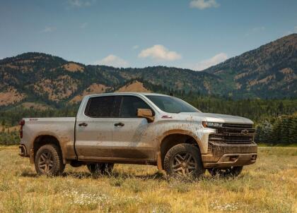 <h3 class="cms-H3-H3"><b>Chevrolet Silverado</b></h3>
<br>
<br>
<b>Precio promedio: </b>24,265 dólares
<br>
<b>Porcentaje promedio por debajo del valor de mercado: </b>11.4%
<br>
<b>Ahorro promedio: </b>3,312 dólares