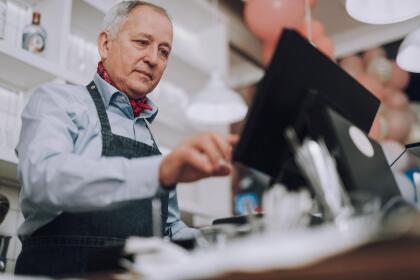 <b>Puesto 6. Cajeros. </b>En EEUU hay alrededor de 1,390,000 de estos empleados y en 2018 ganaron en promedio 24,180 dólares. Estos puestos de trabajo se están perdiendo con la automatización, ya que son sustituidos por cajeros automáticos que toman la orden y reciben el pago del cliente. Aunque el BLS proyecta un crecimiento general del empleo del 7% en todo el país para 2026, se prevé que el número de cajeros disminuya en un 1% en el mismo período.