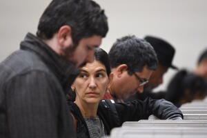 Cientos acuden a centros de votación en Georgia para el voto anticipado, donde la supresión de electores ha sido el tema más polémico de estos comicios de mitad de periodo.