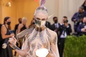 met-gala-2021-looks-extravagantes-grimes.jpg