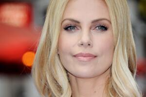 charlize-besa-a-mujer.jpg