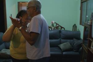 Ela Volta na Quinta é um curta em que André Novais Oliveira já colocou os pais como atores