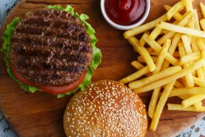 Hamburguesa con papas fritas