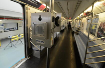 La Autoridad de Transporte reveló que estará instalando 150 dispositivos de luz ultravioleta en estaciones, trenes y autobuses.