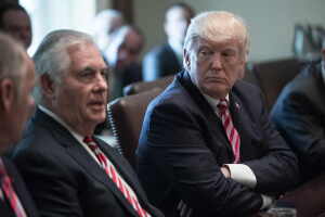 El presidente Trump escucha al secretario Tillerson durante una reunión de gabinete en la Casa Blanca en junio de 2017