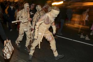 Hombres disfrazados de momias