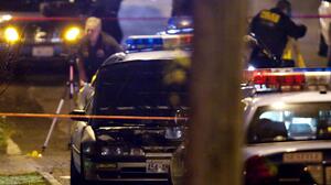 Un policía dispara 10 veces a un hombre al confundir su teléfono con un arma