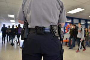 Un oficial del Departamento de Policía del condado de Fairfax asignado a la preparatoria West Springfield, en Springfield, Virginia, en 2012, patrulla los pasillos armado con su pistola de servicio.