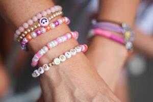 "swifties" intercambiaron pulseras de la amistad.