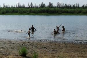 Olga Burtseva y sus hijos disfrutan de un baño en un lago siberiano, para paliar la ola de calor que sufren en el ártico.
