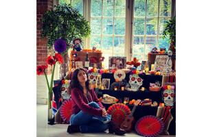 Salma Hayek posó junto al altar de muertos que puso en una de sus residencias.