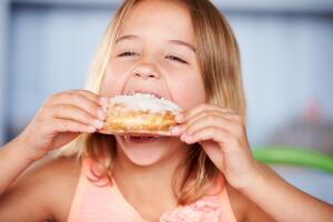 nina-comiendo-postres.jpg