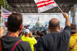 El senador Bernie Sanders, independiente por Vermont, habla durante la protesta 'No kings', el sábado 18 de octubre de 2025, en Washington. 
