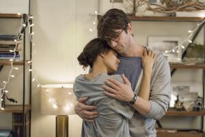 Gugu Mbatha-Raw y Michiel Huisman en ‘Y nadie más que tú’. Linda Kallerus Netflix (2).jpg