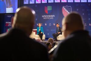 La senadora Elizabeth Warren responde a preguntas del presentador de Univision Noticias Enrique Acevedo durante el foro de LULAC realizado el 10 de julio en Milwaukee, Wisconsin. 