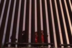 Nogales, inhóspito lugar asechado por traficantes donde muchos esperan cumplir sus sueños