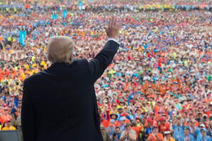 Donald Trump saluda a los asistentes a la reunión de Boy Scouts en Virginia Occidental