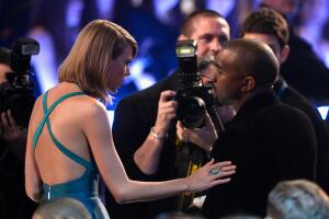 En fotos: las veces que Taylor Swift y Kanye West se dieron el beso de Judas
