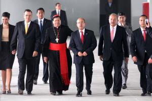 El cardenal Norberto Rivera, junto al presidente Felipe Calderón y el empresario Carlos Slim.
