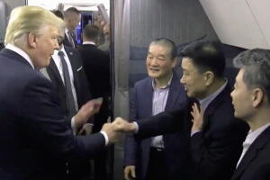 Recibe Trump ex prisioneros