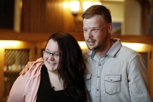 Una mujer se encuentra con el hombre que recibió el rostro de su marido muerto