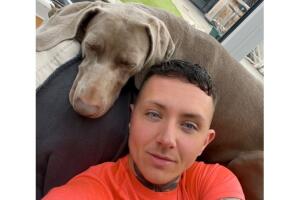 Jaxon Feeley junto a su perro Rambo